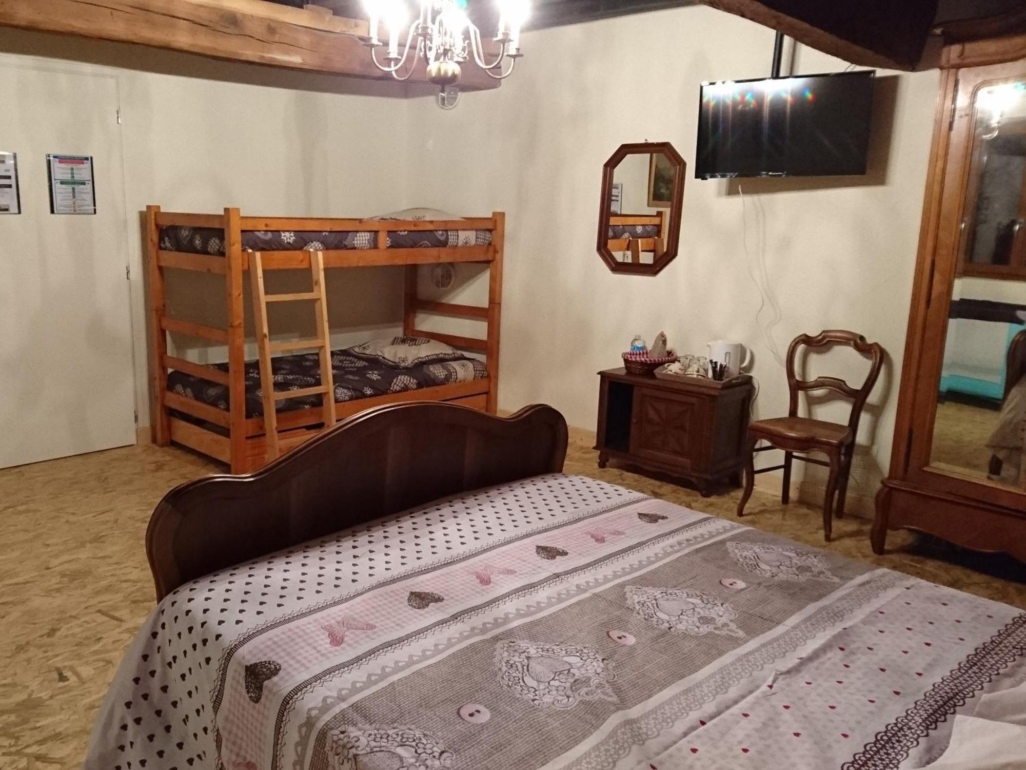 A La Poularde B&B Curciat-Dongalon Room photo